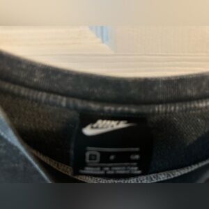 “Nike Sport Sweatshirt – Stylish Comfort for Active Living”